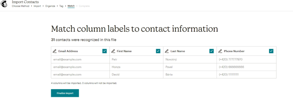 Označování sloupců s údaji v MailChimpu. Lze vidět, že nad jednotlivými sloupci jsou možnosti, jak je můžete označit.